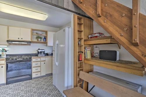 Cabin with Hot Tub and Views 1 Mile to Alyeska Resort, Girdwood (photo 8)