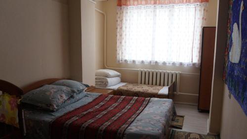 1 double bed, 1 twin bed