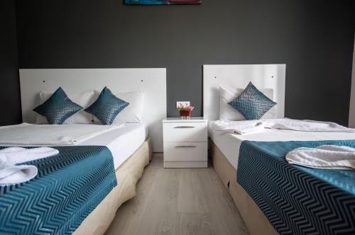 1 double bed, 1 twin bed