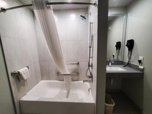 Crystal Inn - image 10