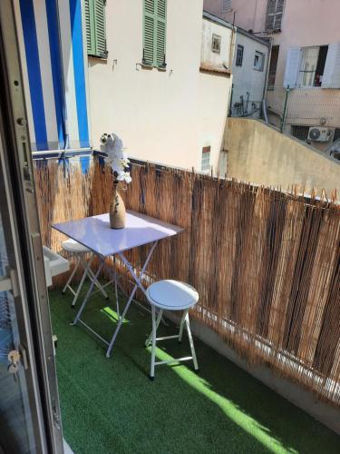 T2 neuf, balcon, centre Cannes, 15 min du Palais