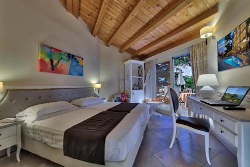 Comfort Double or Twin Room with Partial Lake View