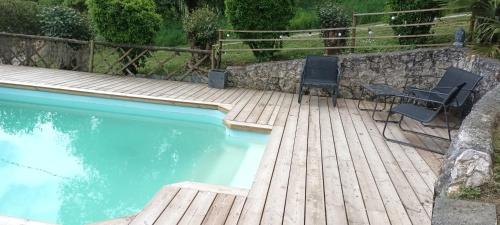 Peldbaseins, Les Gîtes du Hameau avec piscine (Les Gites du Hameau avec piscine) in Lamothe-Landerron