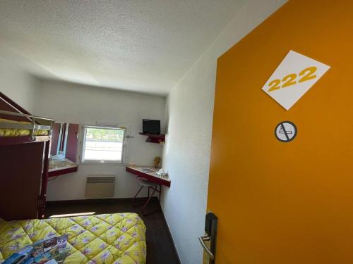 1 double bed, 1 twin bed