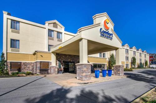 Comfort Inn & Suites Near Worlds of Fun