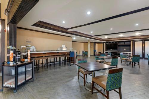 อาหารและเครื่องดื่ม, คอมฟอร์ต สวีท เกนส์วิลล์ (Comfort Suites Gainesville) in เกนส์วิลล์ (TX)