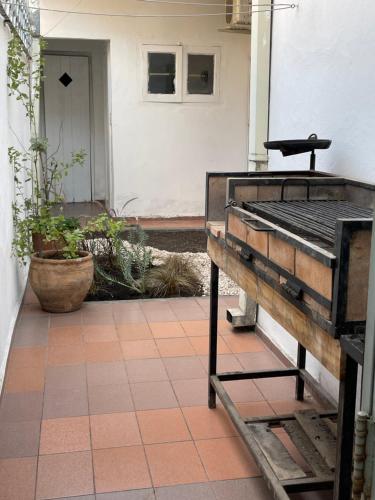 Amplia casa en la 5ta sección ciudad con patio y parrilla - image 4