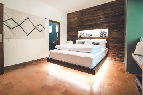 1 queen bed, 1 twin bed