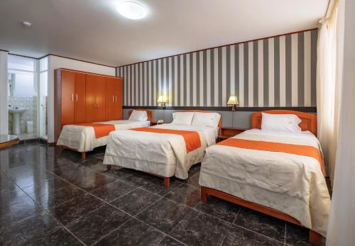 1 double bed, 2 twin beds