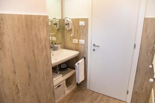Double Room with Balcony and Sea View image 6