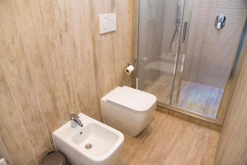 Double Room with Balcony and Sea View image 7