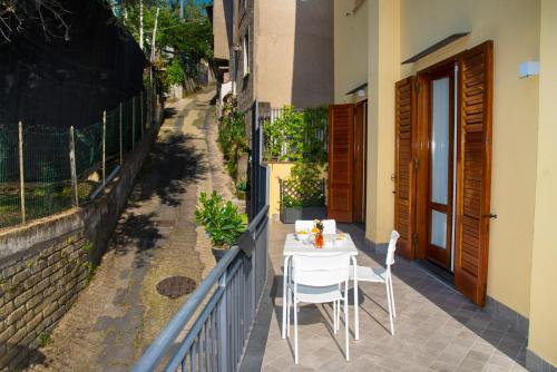 Triple Room with Balcony image 2