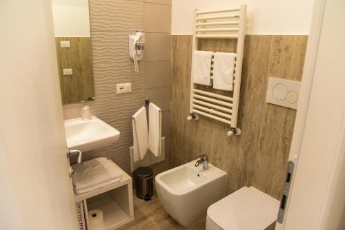 Triple Room with Balcony image 4