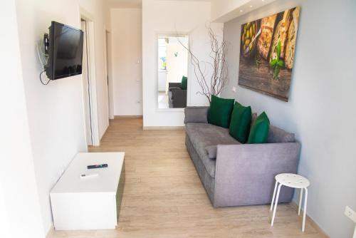 Quadruple Room with Garden View image 8
