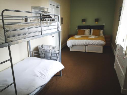 1 double bed, 2 bunk beds