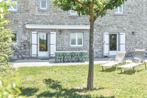 2 bedrooms, 4 beds