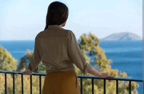 a colorful house for 6 at Vromolithos gîte à louer Vrachonisída Velóna