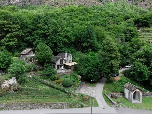 Cà dal Bosc e Cà sgrüscia in Giumaglio, Schweiz