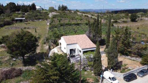 Proche Lac du Salagou, Chambre agréable avec salle d'eau et WC privé - Pension de famille - Lacoste