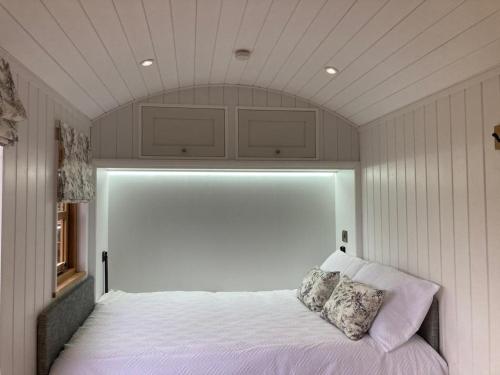 The Snug with exclusive wood fired hot tub in Lansilina