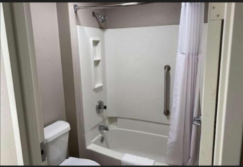 Baymont by Wyndham Topeka - image 34