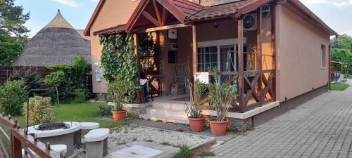 Lelle Lelke Apartmanház – khách sạn tại Balatonboglar