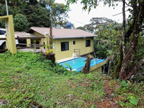 مسبح, Tu casa de campo, Menus de la Montaña, te espera (Tu casa de campo, Menus de la Montana, te espera) in Cerro Azul