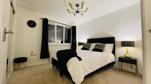 Newly Refurbished Swanky House with private car park close to city centre gîte à louer Nitshill