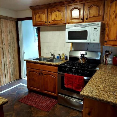 Vintage Cozy Family Home near National Parks - image 3