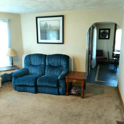 Vintage Cozy Family Home near National Parks - main image