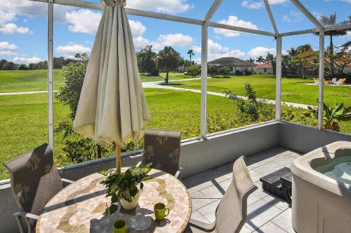 ระเบียง/ชานเรือน, Isles Golf Home in ปุนตา กอร์ดา (FL)