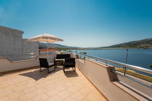 2 bedrooms, 4 beds