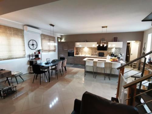 3 bedrooms, 6 beds