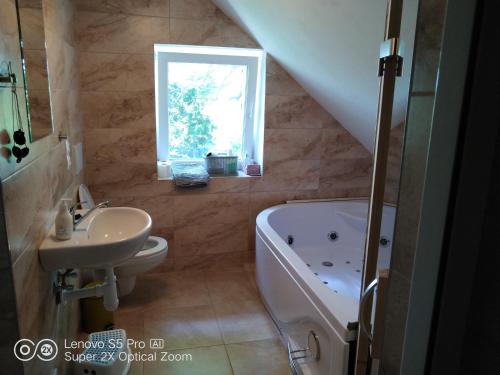 Vannas istaba, Wellness apartmán Beavital (Wellness apartman Beavital) in Dolani