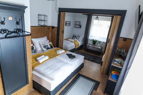1 king bed, 2 twin beds