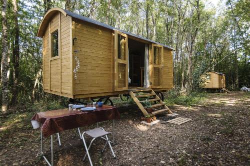 B&B Sougères-en-Puisaye - Lovely 2-Bed shepherds hut in a Forest - Bed and Breakfast Sougères-en-Puisaye