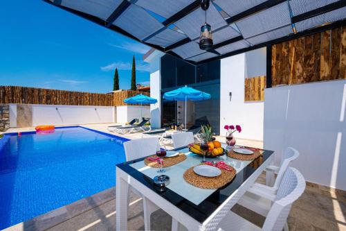 Yakut Kalkan'da Jakuzili Muhafazakar Balayı Villası - image 14