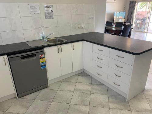 virtuve, Beachside & Jetty View 6 - Captain's Apartment in Streaky Bay