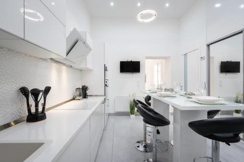Opera Luxury Apartment - image 11