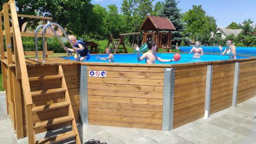 泳池, Riviera Apartmanok in 阿巴德薩洛克