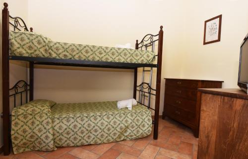 1 queen bed, 2 bunk beds