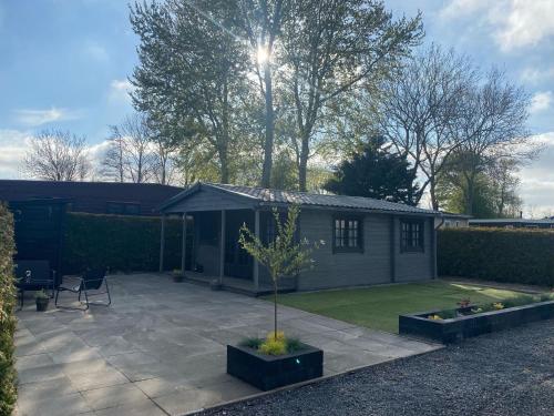Chalet with a spacious garden, in Friesland in Tzummarum