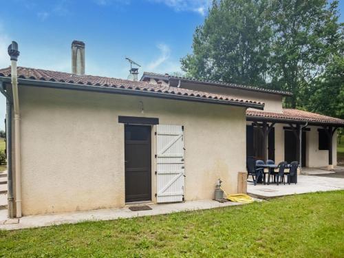 Holiday Home with Roofed Swimming Pool