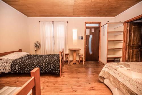 1 queen bed, 2 twin beds