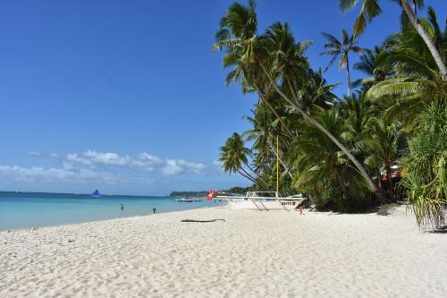 White Shamrock Beach Hotel