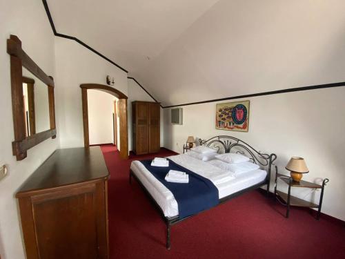 1 queen bed, 1 sofa bed