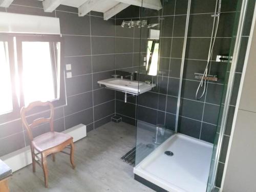 Badkamer, Maison de charme à Mézos avec jardin et terrasse (Maison de charme a Mezos avec jardin et terrasse) in Levignacq