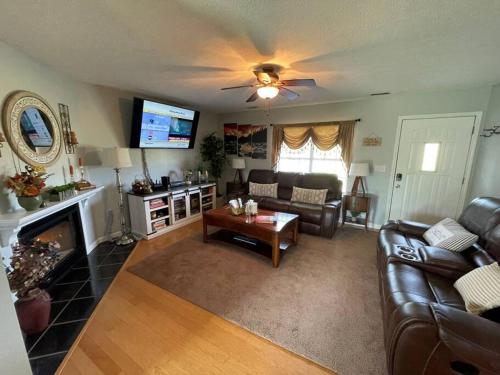 RELAX in BEARS DEN GETAWAY private home! in Dandridge, USA