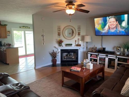 RELAX in BEARS DEN GETAWAY private home! in Dandridge, USA