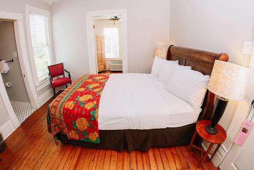 Queen Suite with Single Bed - Second Floor image 4